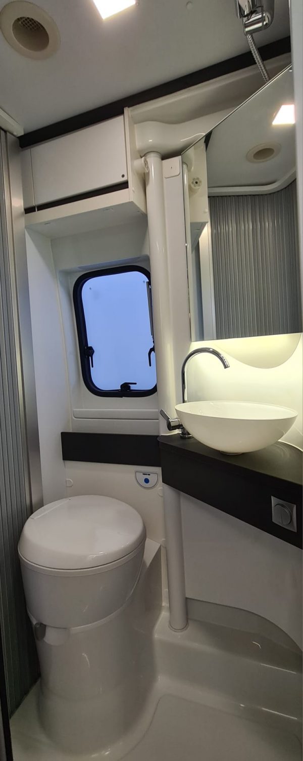 VERKOCHT Adria Twin 640 Supreme SLB - Afbeelding 12