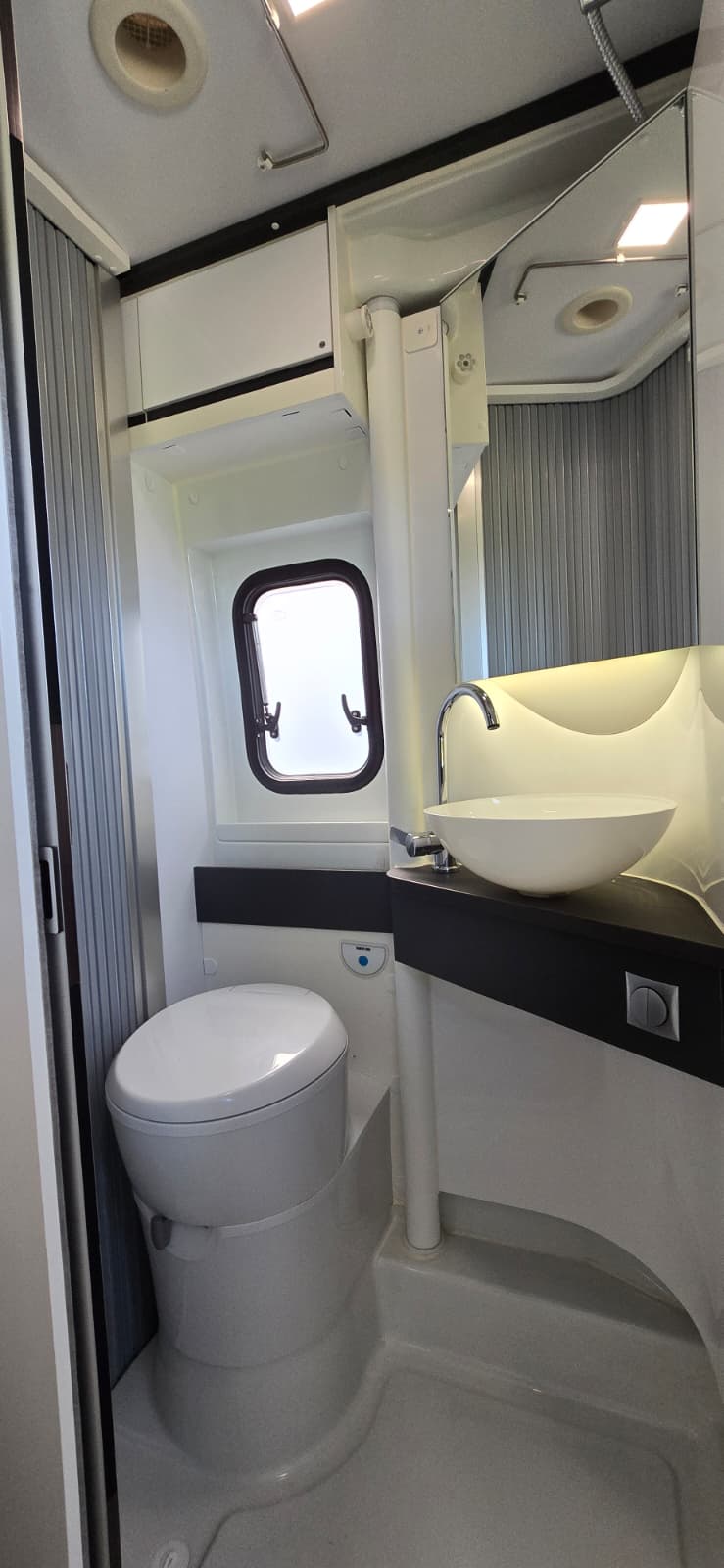 VERKOCHT Adria Twin 640 SLB Supreme - Afbeelding 18
